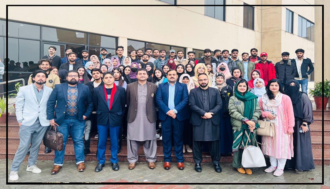 سینئر صحافی اعظم گل اور ثاقب ورک کا یونیورسٹی آف گجرات میں پروفیسرزو طلبا کے ہمراہ گروپ فوٹو