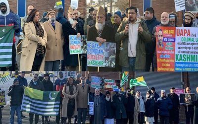 کشمیریوں کا بھارتی قونصلیٹ برمنگھم کے سامنے احتجاجی مظاہرہ،سیاہ جھنڈے لہرا دیئے