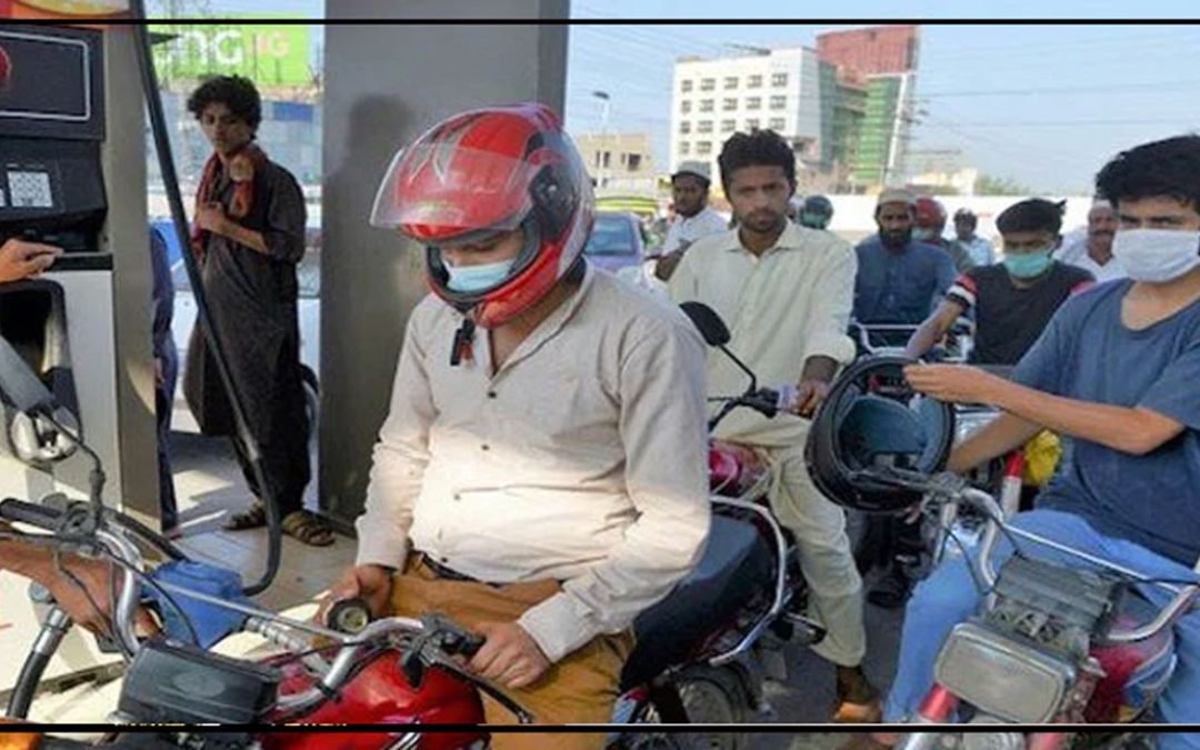 پٹرولیم مصنوعات مہنگی ہونے پر سپلائی محدود، کمپنیوں کا سارا بوجھ صارفین پر ڈالنے کا مطالبہ