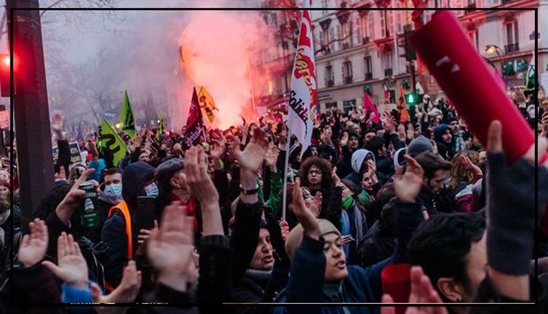 فرانس میں پنشن اصلاحات کے خلاف مظاہرے،جلاو گھیراو کی وجہ سے پروازیں منسوخ