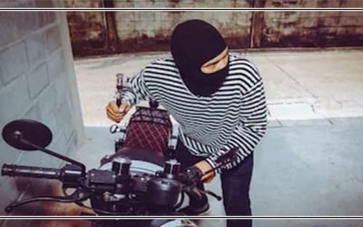 کراچی، لڑکوں کی شکل بدل کر موٹر سائیکلیں چوری کرنیوالی لڑکی گرفتار