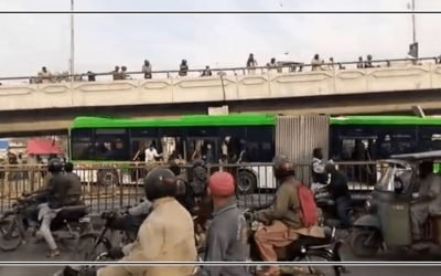 کراچی: ناگن چورنگی کے قریب گرین لائن بس کو حادثہ، کئی افراد زخمی