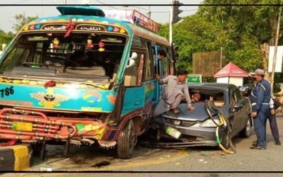 کراچی: راشد منہاس روڈ پر تیز رفتار بس نے گاڑیوں پر چڑھ دوڑی