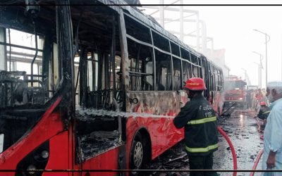 راولپنڈی: میٹروبس میں آگ لگ گئی، 2مسافر بے ہوش