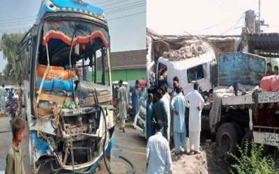 کراچی: تیز رفتاری کے باعث مسافر بس الٹنے سے 4 افراد جاں بحق، 25 زخمی