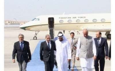 وزیراعظم ایک روزہ دورے کے لیے متحدہ عرب امارات پہنچ گئے۔