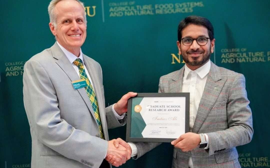 پاکستان کیلئے اعزاز، پاکستانی سکالرڈاکٹر امتیاز نے گریجویٹ سکول ریسرچ ایوارڈ اپنے نام کرلیا۔