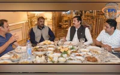گورنر خیبر پختونخوا فیصل کریم کنڈی سینئر صحافیوں کیساتھ کھانے کی میز پر