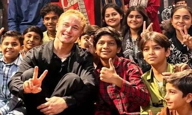 لاہور میں بچوں کی گائیکی نے نارویجن موسیقار کو جھومنے پر مجبور کردیا، ویڈیو وائرل